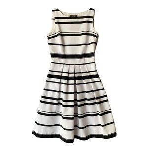 WHITE HOUSE BLK MKT LADIES DRESS WHITE BLK STRIPES SZ 2 Flares Zipper & POCKETS